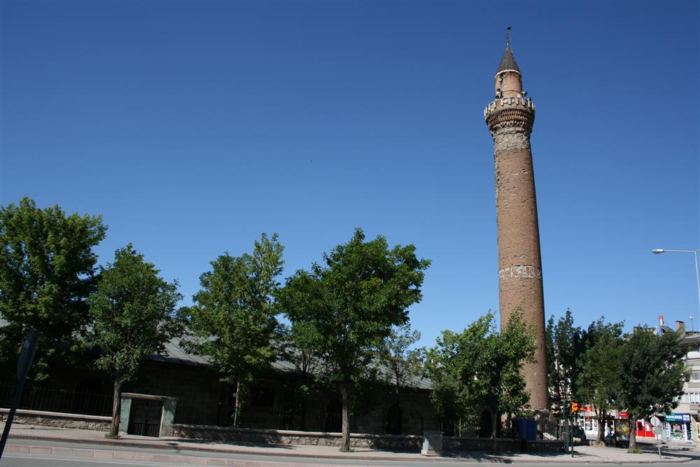 Ulu Camii-5 (Minaresi (Eğilmektedir).jpg
