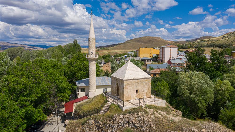 Gölova - Çoban Baba Camii ve Türbesi (1).jpg