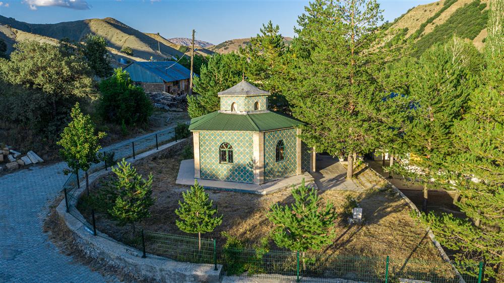 İmranlı - Cogi Baba Türbesi (2).jpg